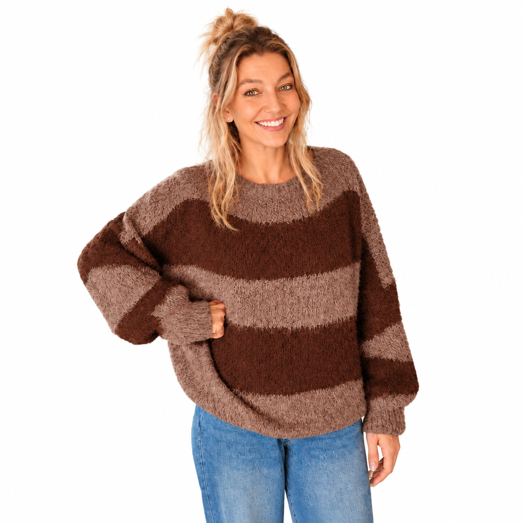 Model trägt einen flauschigen, braun-taupe gestreiften Damenpullover mit Rundhalsausschnitt und weiten Ärmeln vor weißem Hintergrund.