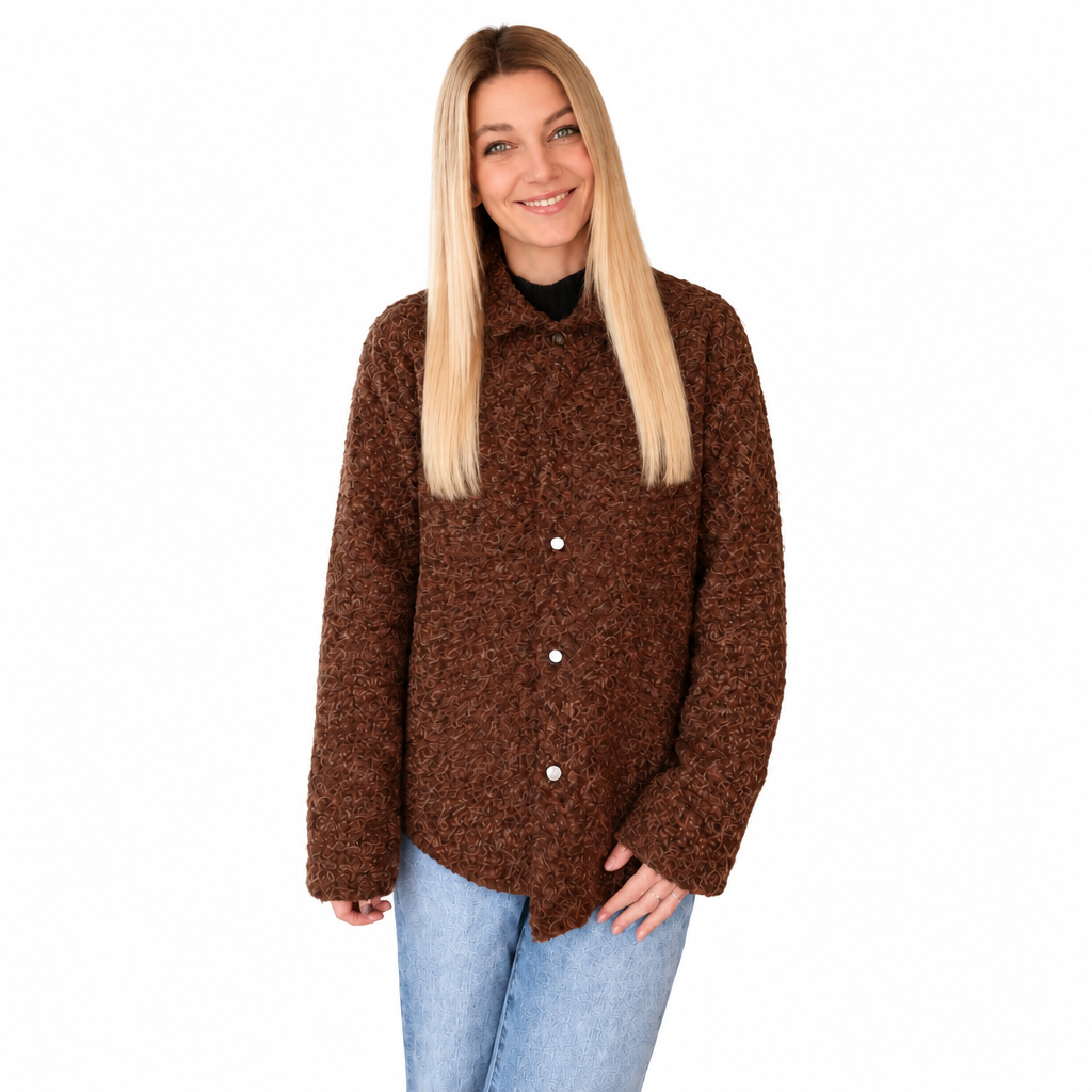 Braune Damenjacke mit strukturierter Oberfläche, Kragen und Knopfleiste, geschlossen am Model vor weißem Hintergrund.