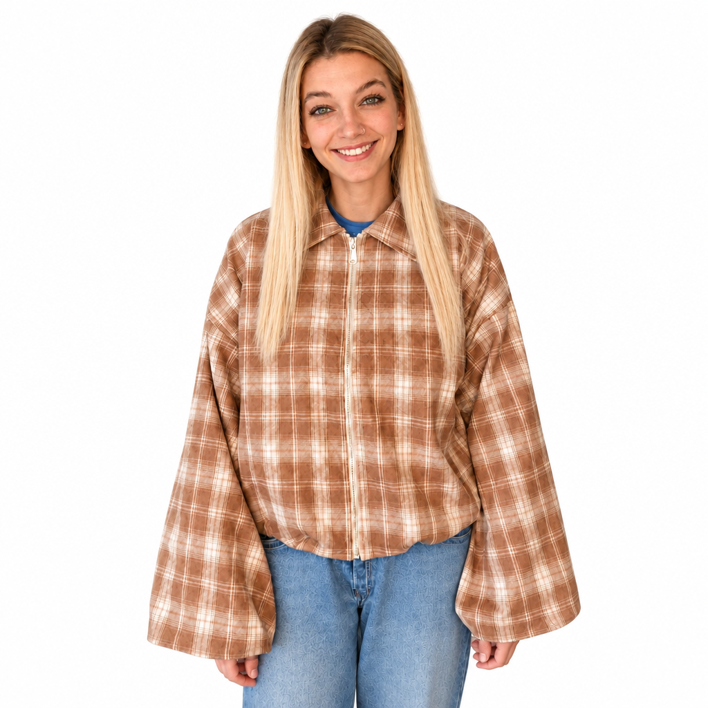 Karierte Damenjacke in Braun und Creme mit Reißverschluss und weiten Ärmeln, am Model vor weißem Hintergrund.