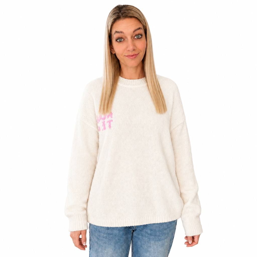 Cremeweißer Damen-Strickpullover mit rosa Namasté-Brustprint, am Model mit blauer Jeans vor weißem Hintergrund.