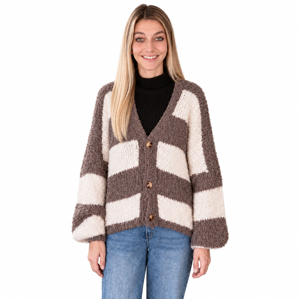 Damen-Strickcardigan mit Blockstreifen in Taupe-Creme, V-Ausschnitt und drei Knöpfen, am Model vor weißem Hintergrund.