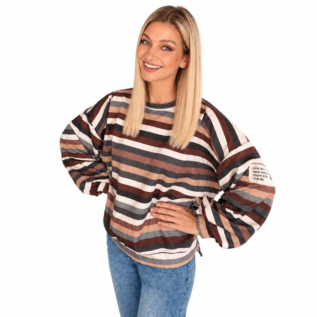 Damen-Streifenoberteil in Braun, Creme und Grau mit Rundhalsausschnitt und weiten langen Ärmeln, am Model vor weißem Hintergrundrund.