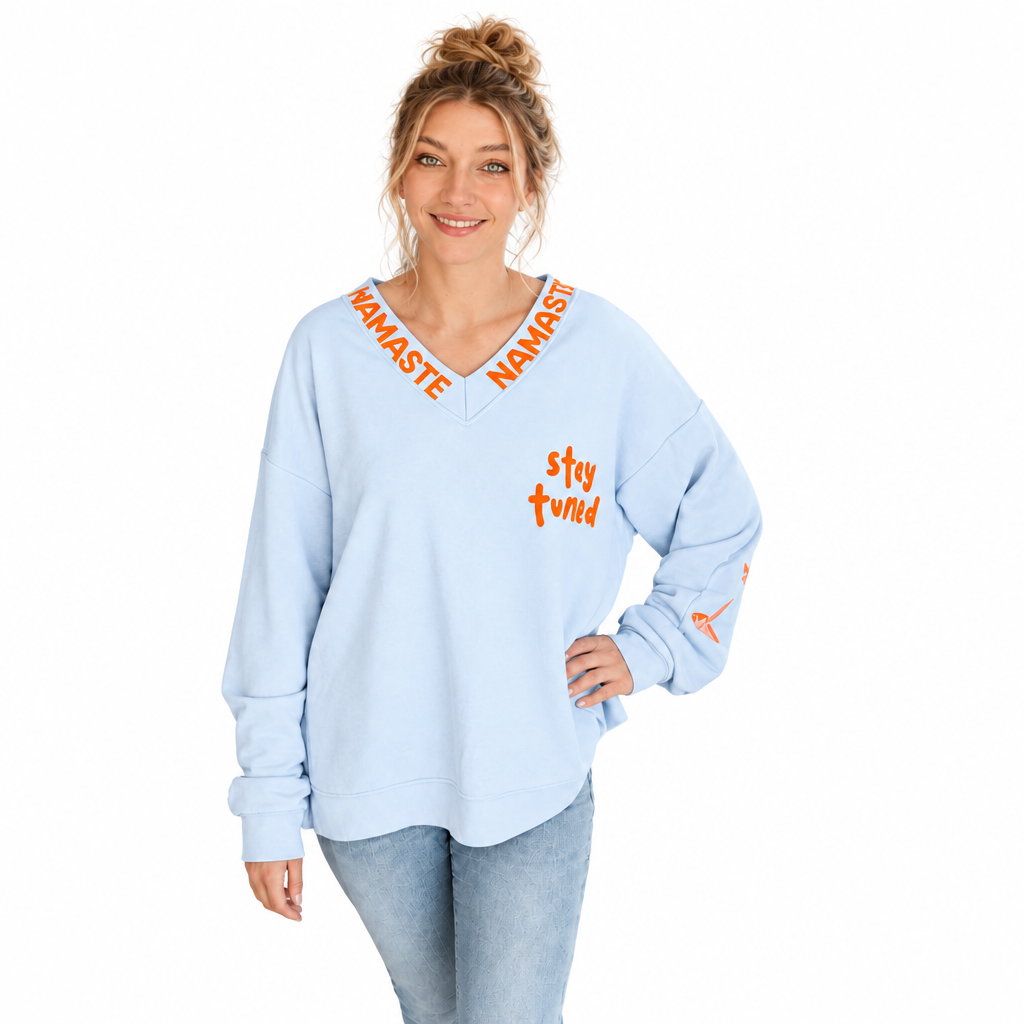 Freisteller des hellblauen Namaste-Pullovers auf weißem Hintergrund