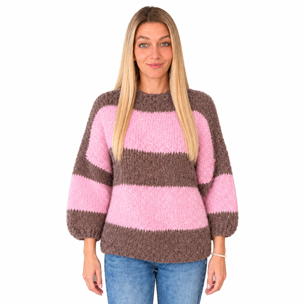 Oversize-Strickpullover Damen mit breiten Streifen in Rosa-Taupe, am Model mit Jeans vor weißem Hintergrund.