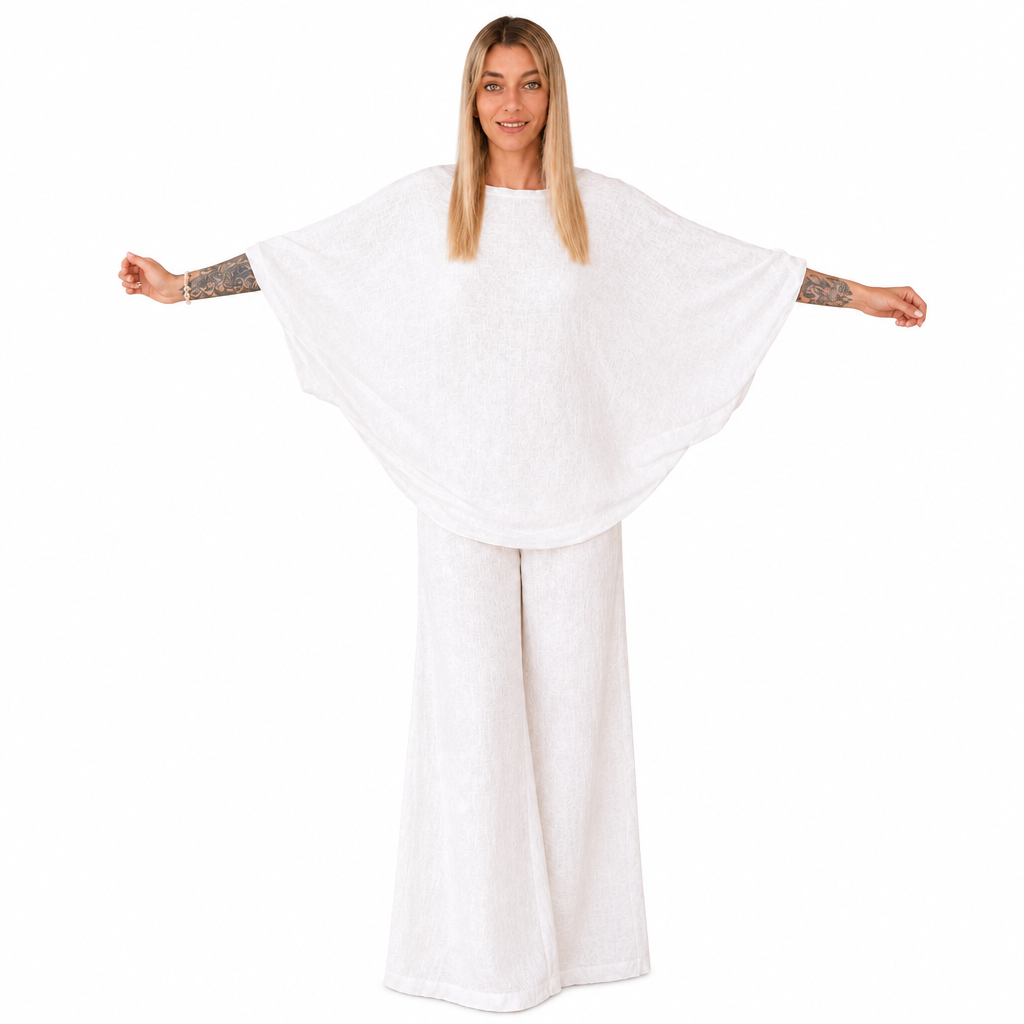 Weißes Damen-Oversize-Oberteil mit Fledermausärmeln und Rundhalsausschnitt, Frontansicht am Model mit ausgestreckten Armen vor weißem Hintergrund