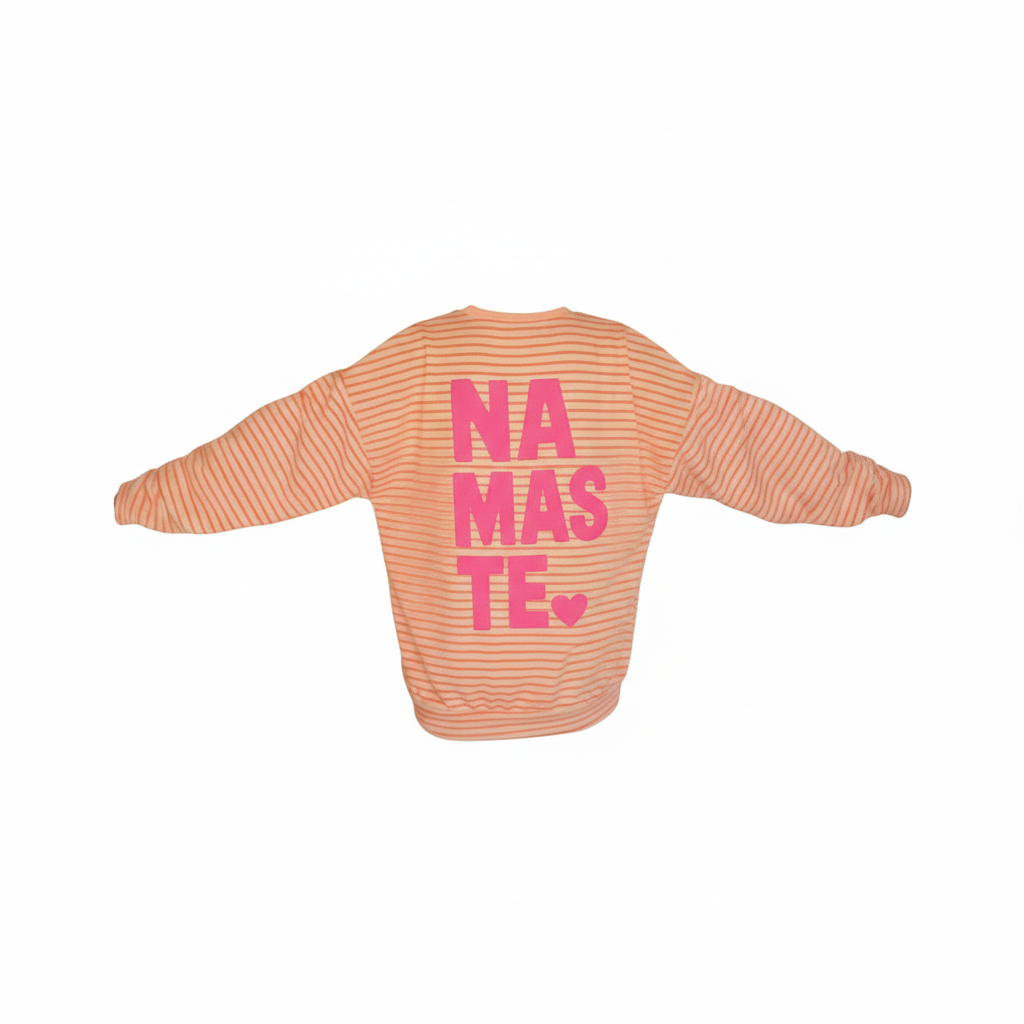 Rückenansicht eines peach-weiß gestreiften Damen-Oversize-Pullovers mit großem pinkem NA-MAS-TE-Schriftzug und Herz, Ärmel ausgebreitet