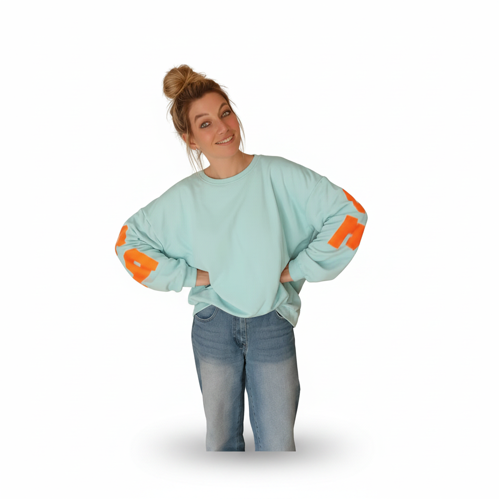 Boho-Luxe hellblaues Sweatshirt von SK-Style & Kompetenz mit orangefarbenen Ärmeldetails.