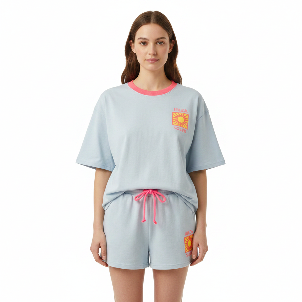 Boho-Luxe Set aus hellblauem Baumwollstoff mit Ibiza-Sonnenprint in Rosa.