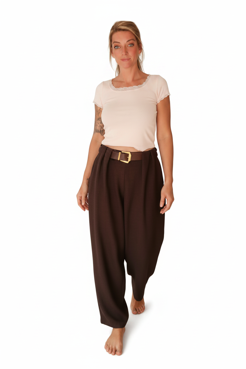 Boho-Luxe Outfit: Beiges Rippstrick-Top und braune Wide-Leg-Stoffhose mit Gürtel.