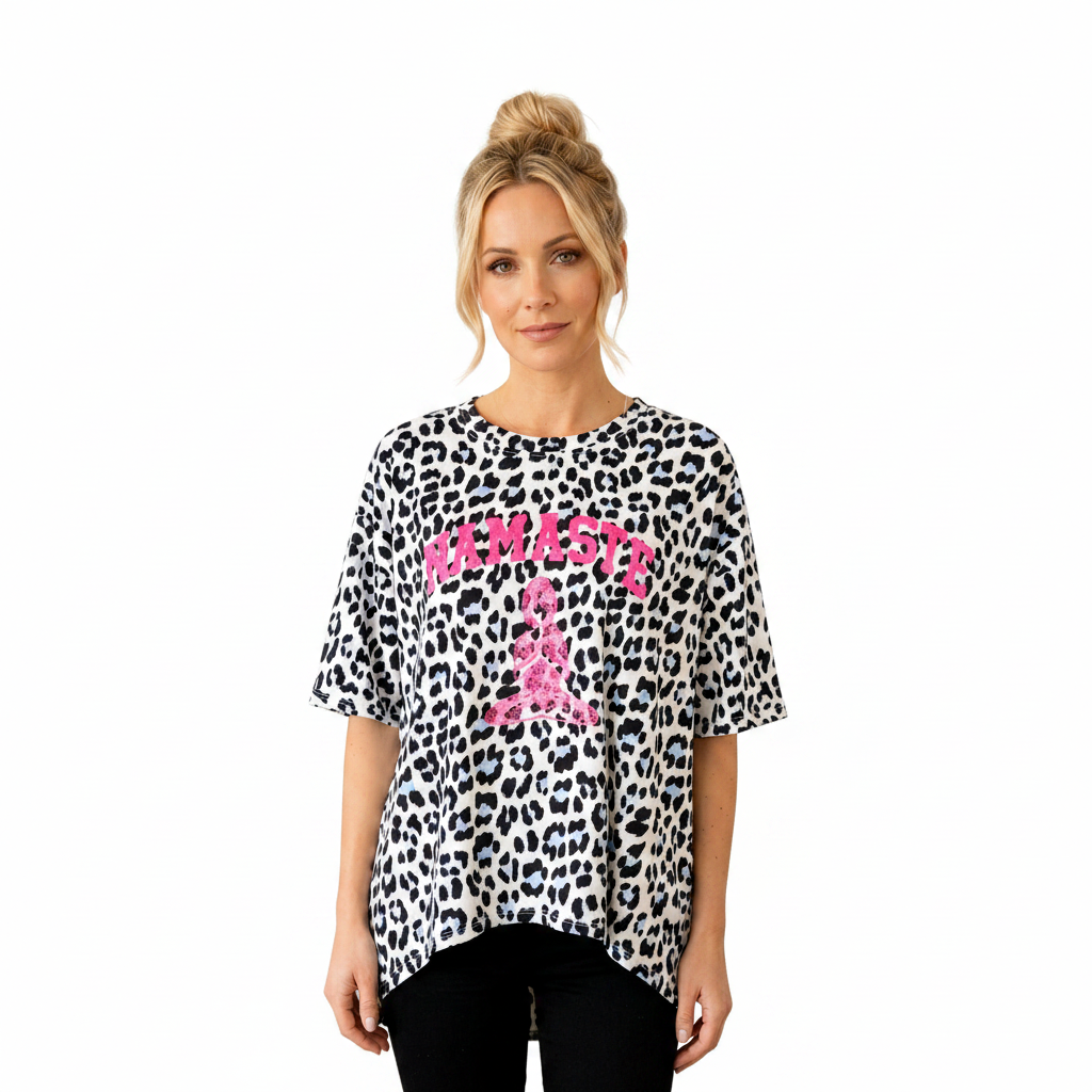 Boho-Luxe Damen T-Shirt mit Leopardenmuster und pinkem Namaste-Schriftzug aus weichem Stoff.