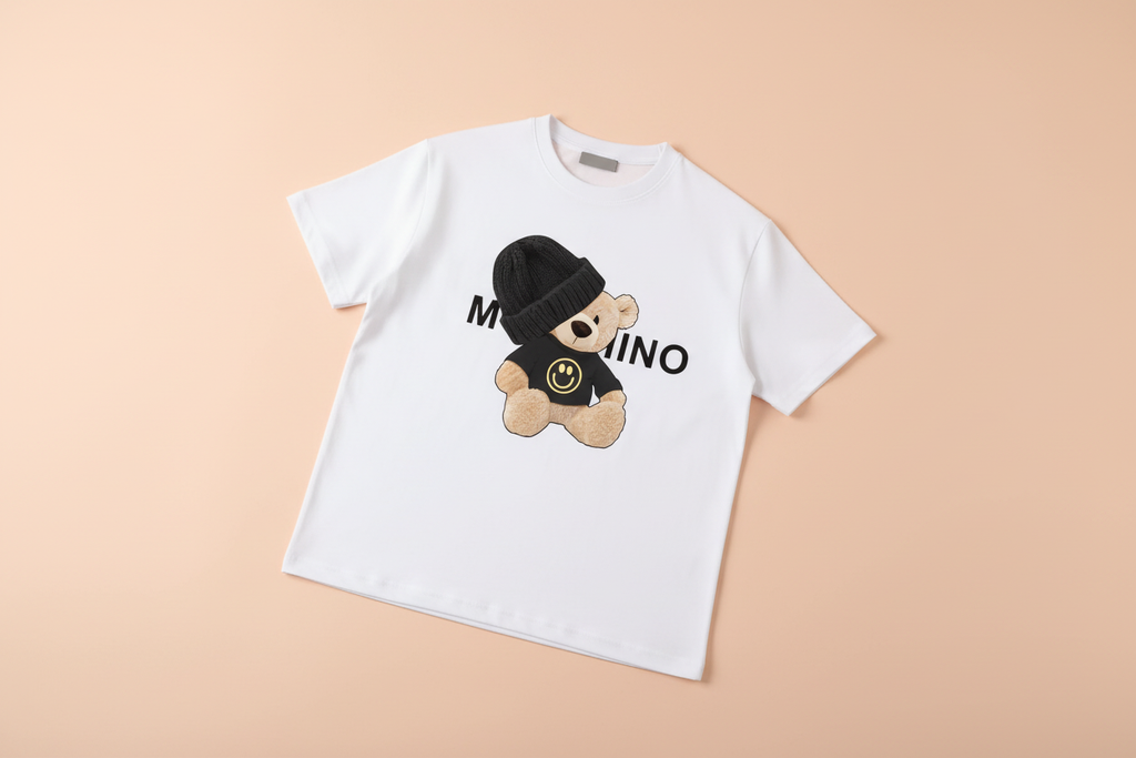 Teddy Bear Graphic T-Shirt Hellblau auf Pastel Peach Hintergrund
