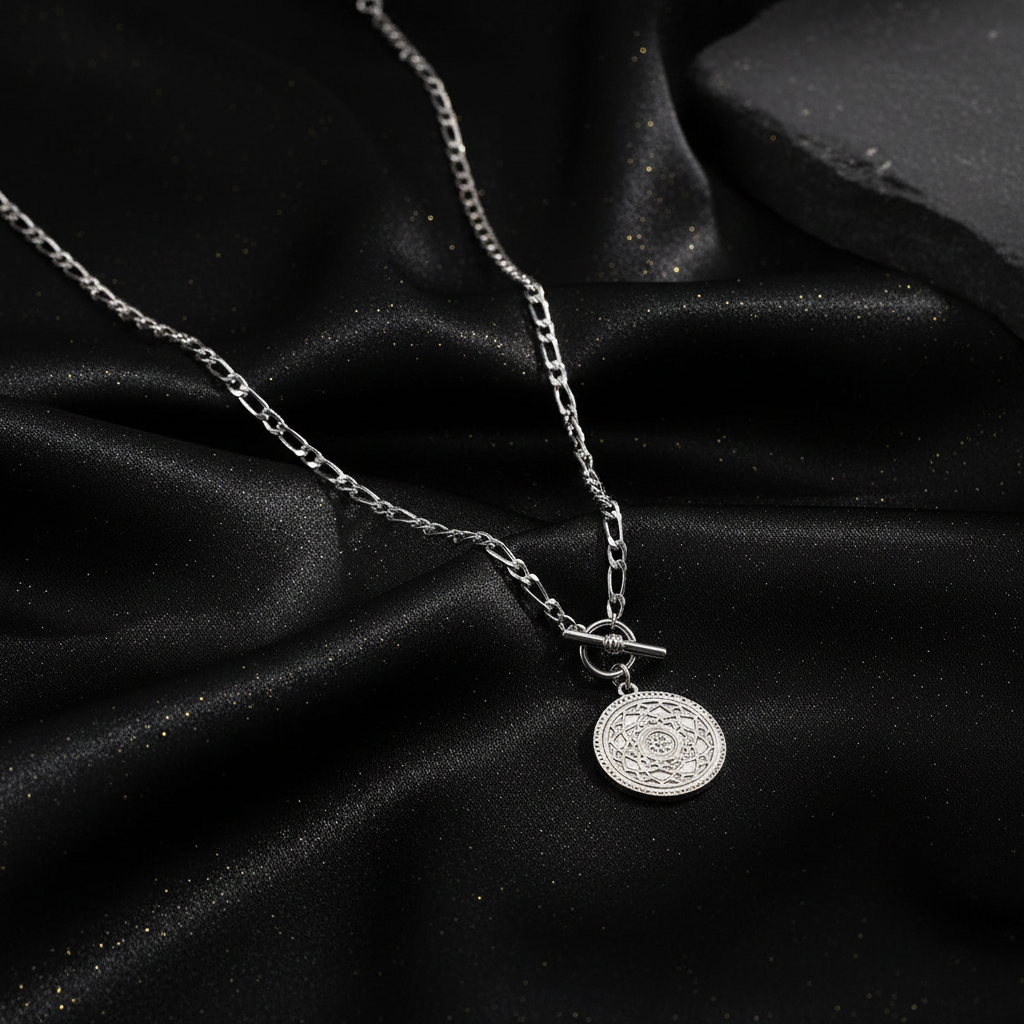 Vintage Münz-Halskette auf schwarzer Seide