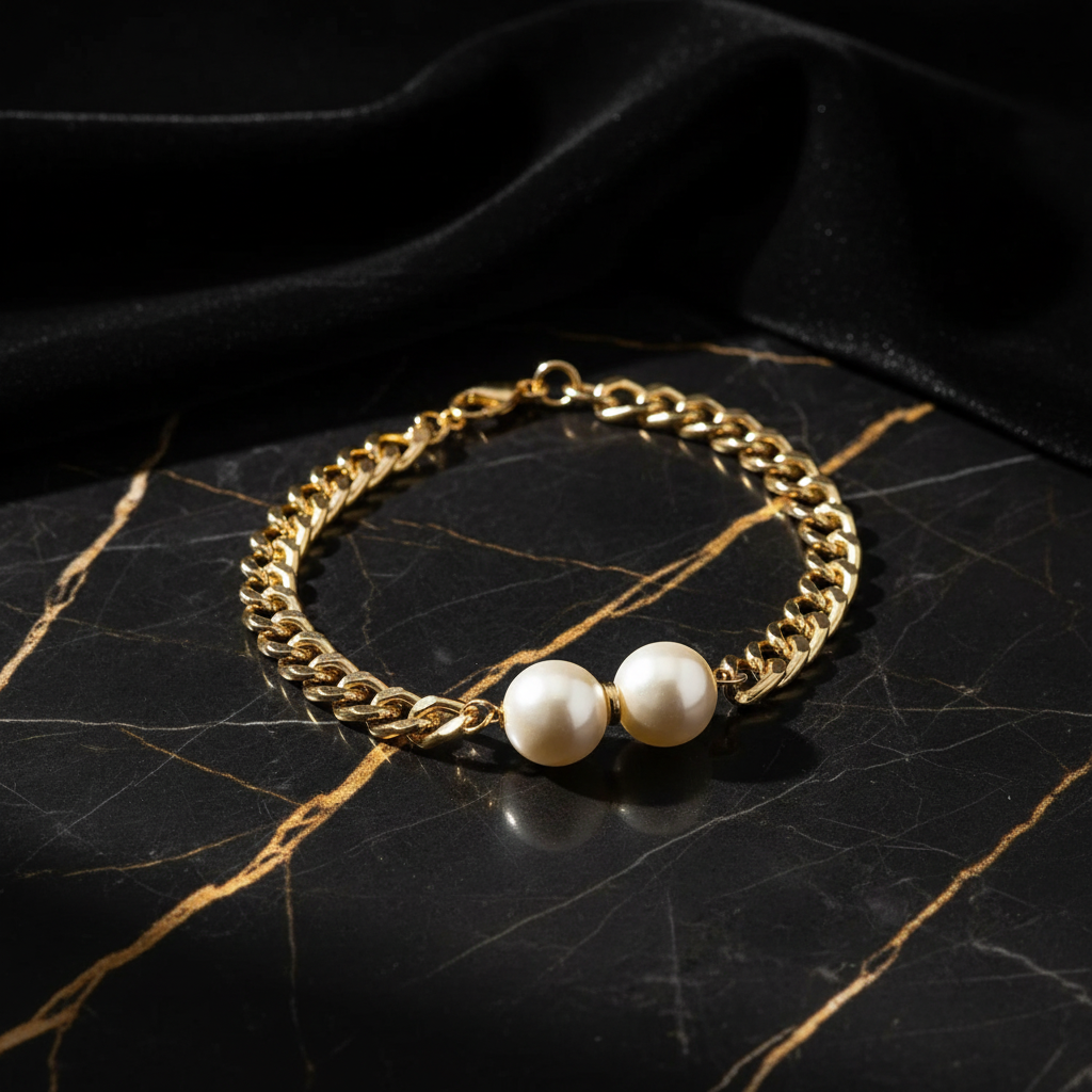 18K vergoldete Perlenkette auf dunklem Marmor