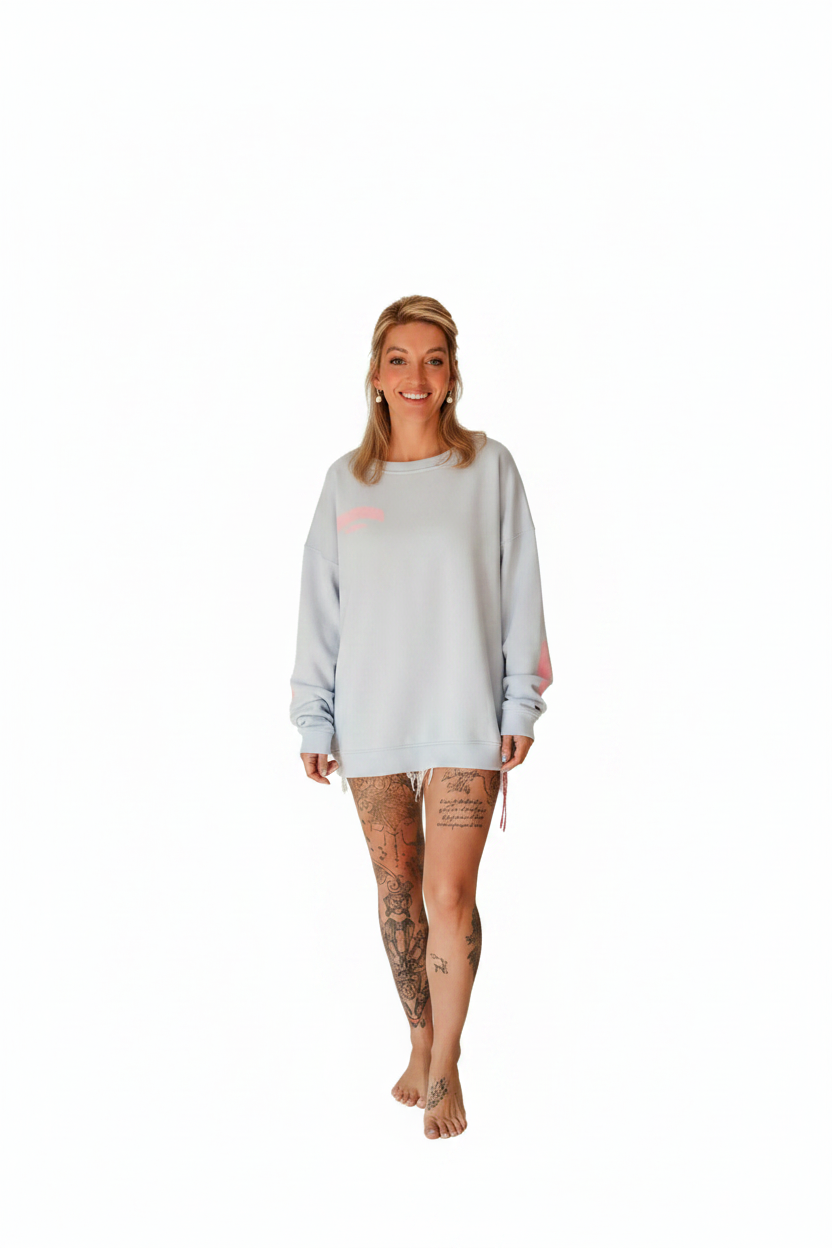 Hellblauer Boho-Luxe Oversized-Sweatshirt aus weichem Baumwollstoff für Damen.
