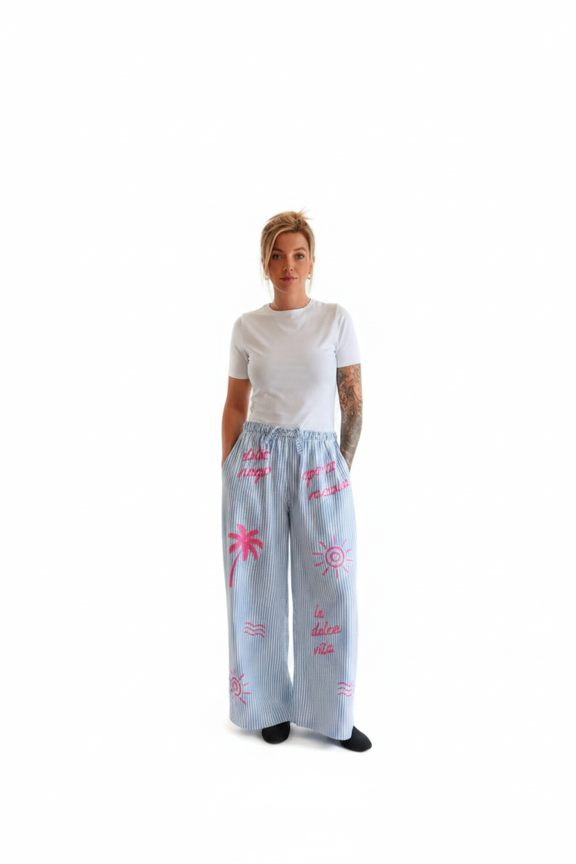 Boho-Luxe hellblaue Leinen-Palazzohose mit rosa Streifen und Palmen-Print.