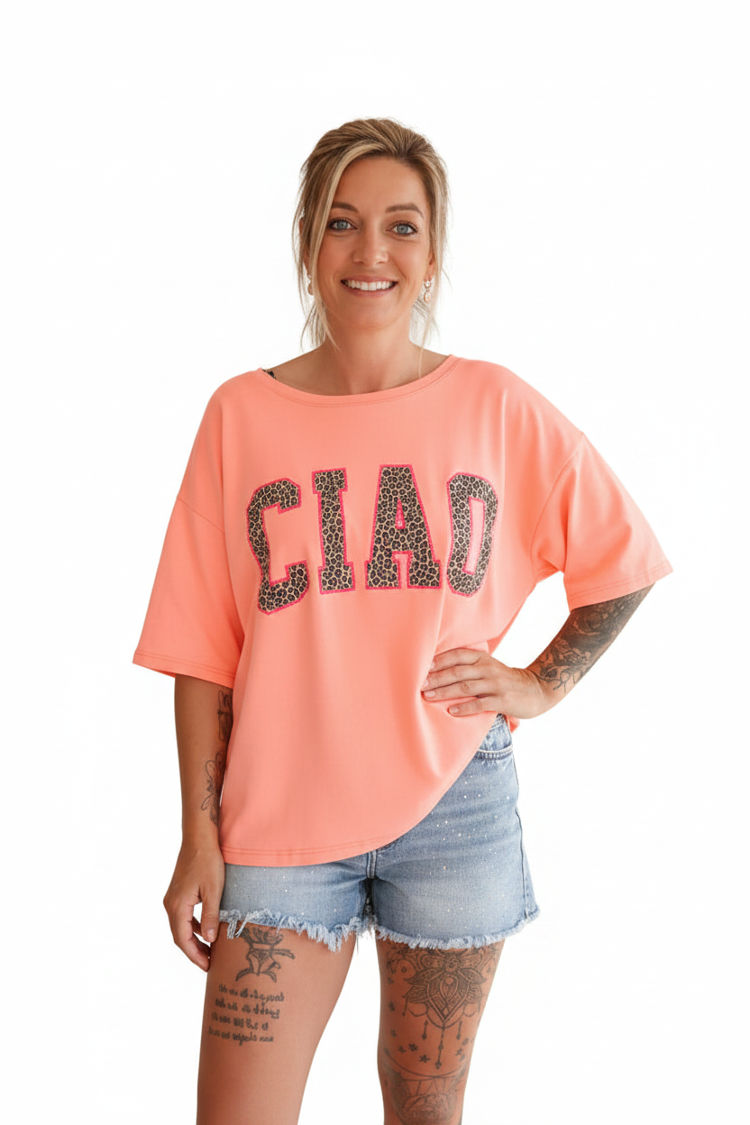 Boho-Luxe Korallfarbenes T-Shirt mit Leopardenmuster-Print und Jeansshorts