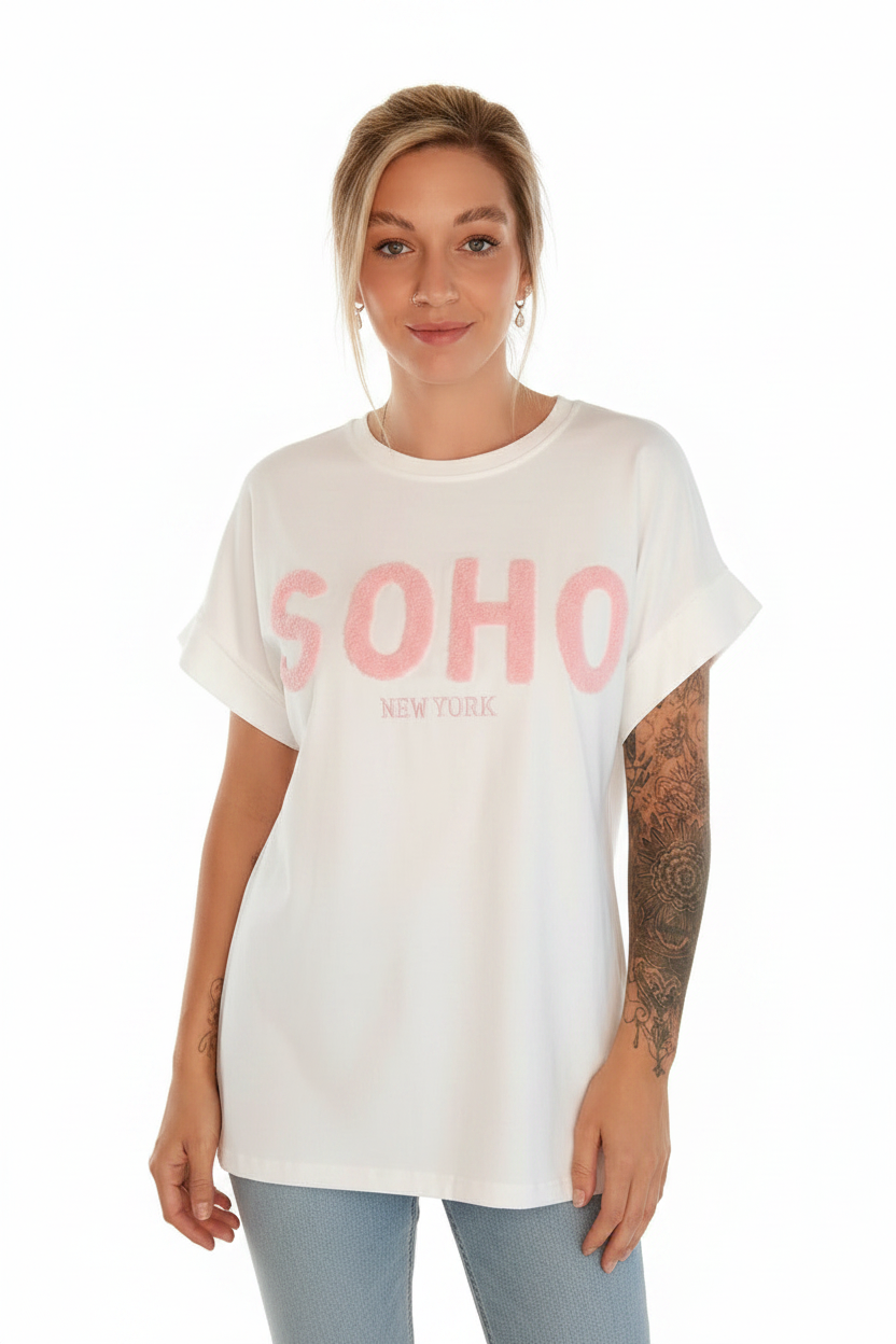 Weißes Boho-Luxe T-Shirt aus Baumwolle mit rosa SOHO New York Print.