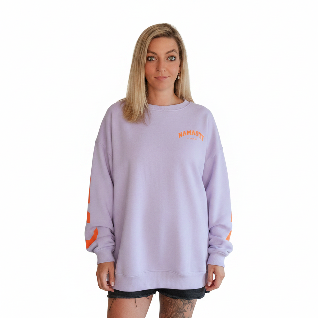 Namaste Oversize Sweatshirt Damen Lila – Frontansicht weißer Hintergrund GMC