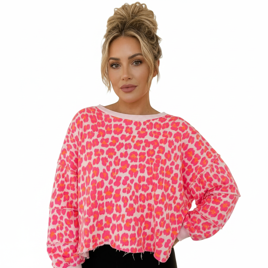 Boho-Luxe Damenmode: Rosa-pinkes Langarmshirt mit Leopardenmuster aus weichem Stoff.