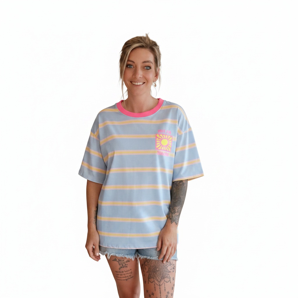 Boho-Luxe gestreiftes T-Shirt in Hellblau und Gelb mit Sonnen-Print aus weichem Baumwollstoff.