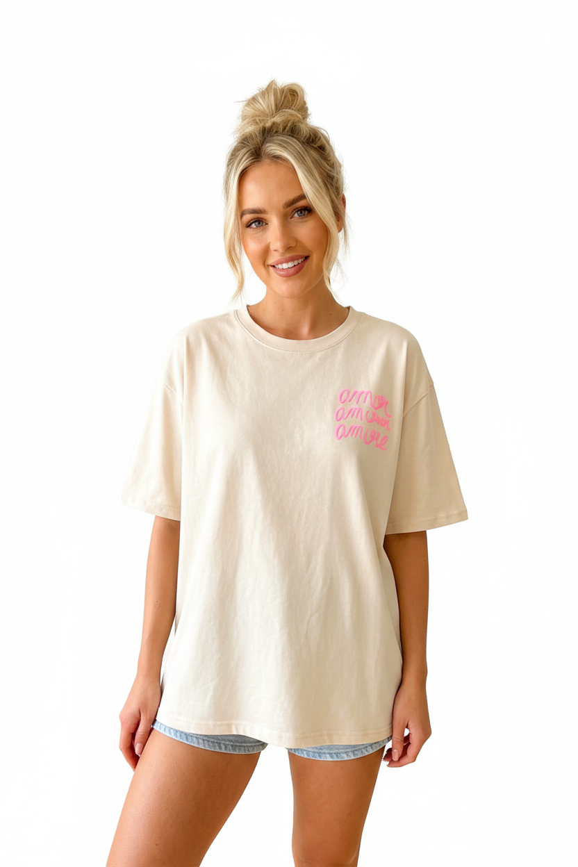 Oversize Damen-T-Shirt cremeweiß mit buntem 'amor amour amore'-Print, weißer Hintergrund, GMC-Freisteller