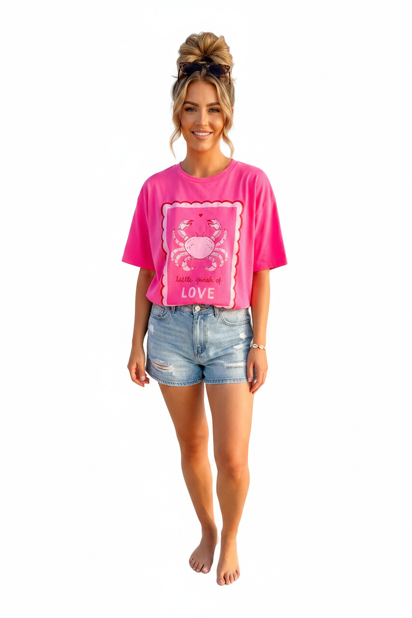 Boho-Luxe Outfit: Pinkes Baumwoll-T-Shirt mit Krabben-Print und hellblaue Denim-Shorts.