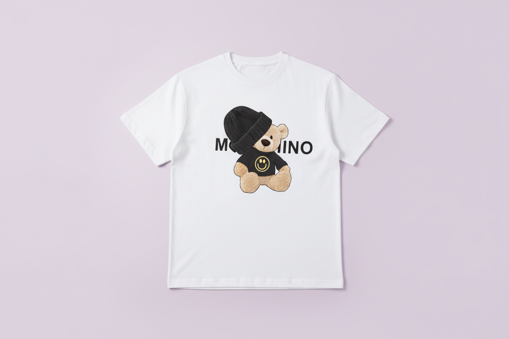 Teddy Bear Graphic T-Shirt Hellblau auf Pastel Lavender Hintergrund