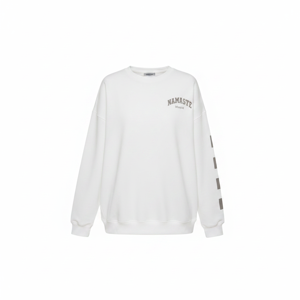 Namasté Oversize Sweater Weiß – Frontansicht mit Namasté-Print und Ärmeldetail, Yoga Pullover Damen Onesize