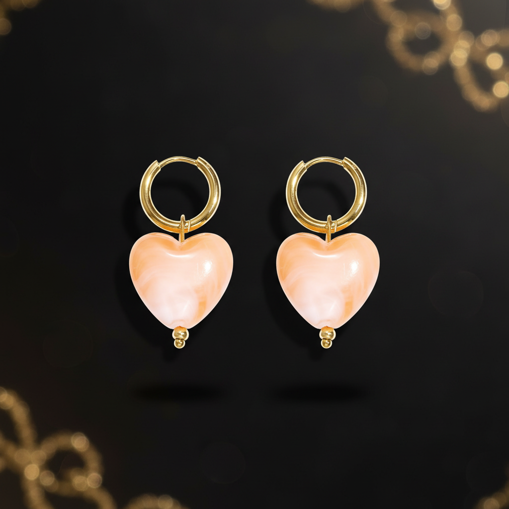 Herz-Ohrringe Detailansicht mit goldenen Akzenten