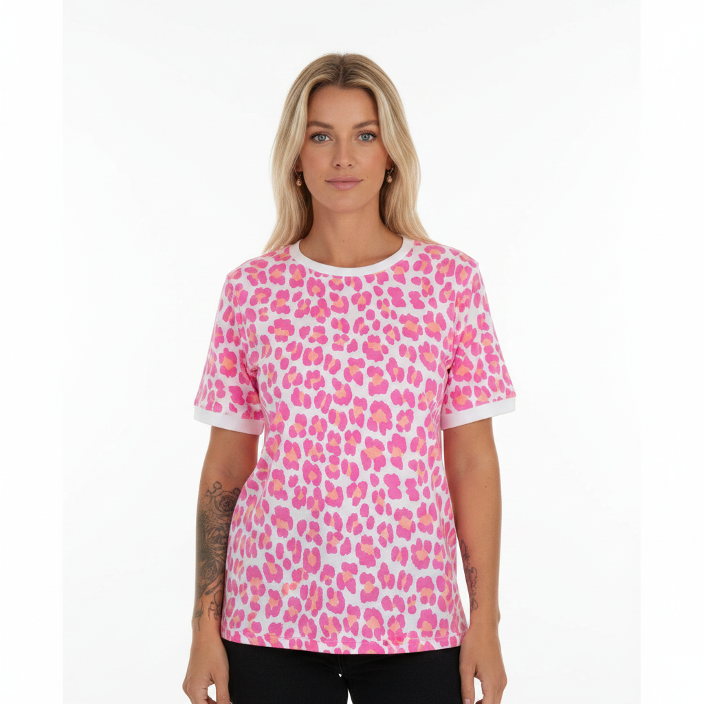 Boho-Luxe Damen-T-Shirt mit rosa Leopardenmuster aus weichem Stoff.