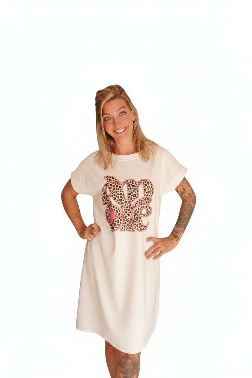 Boho-Luxe weißes Baumwollkleid mit Leopardenmuster-Print und pinkem Herz-Detail.