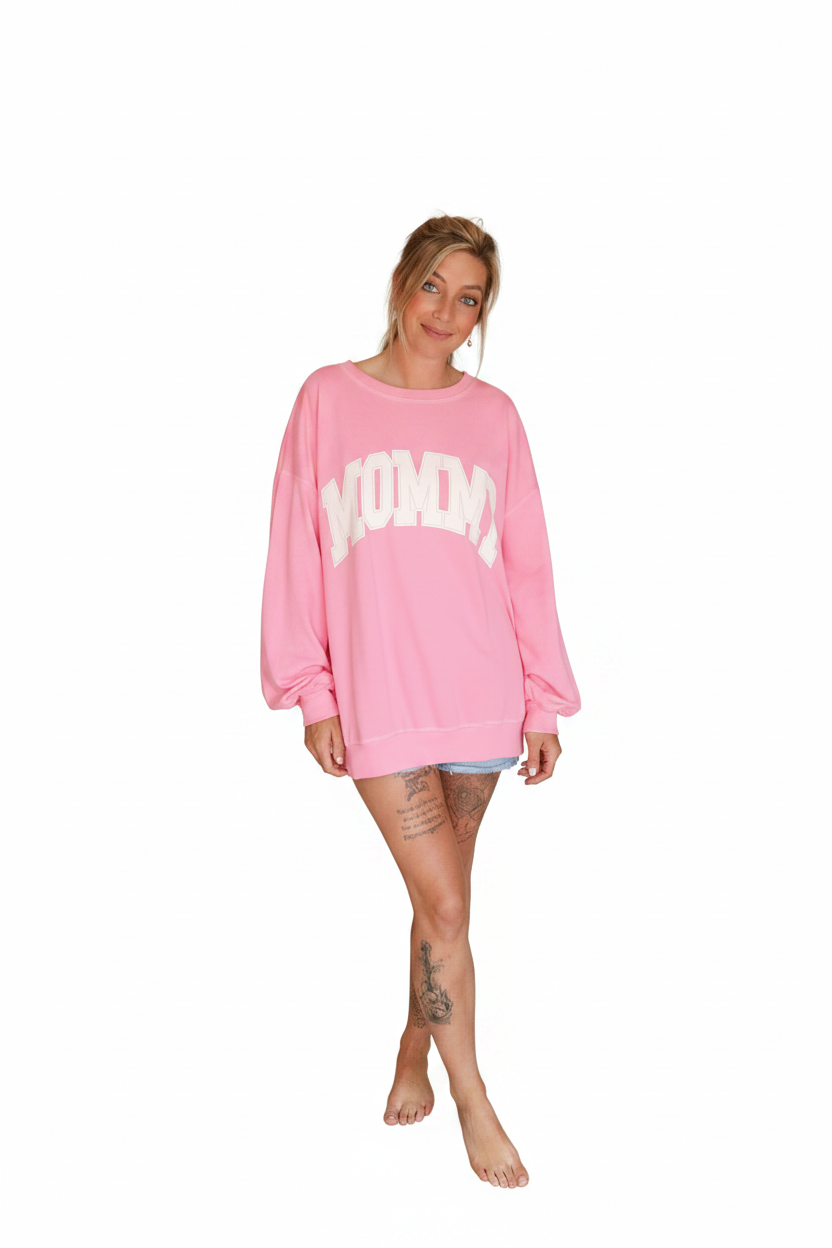 Rosa Oversize-Sweatshirt mit weißem MOMMI-Schriftzug im Boho-Luxe-Stil.