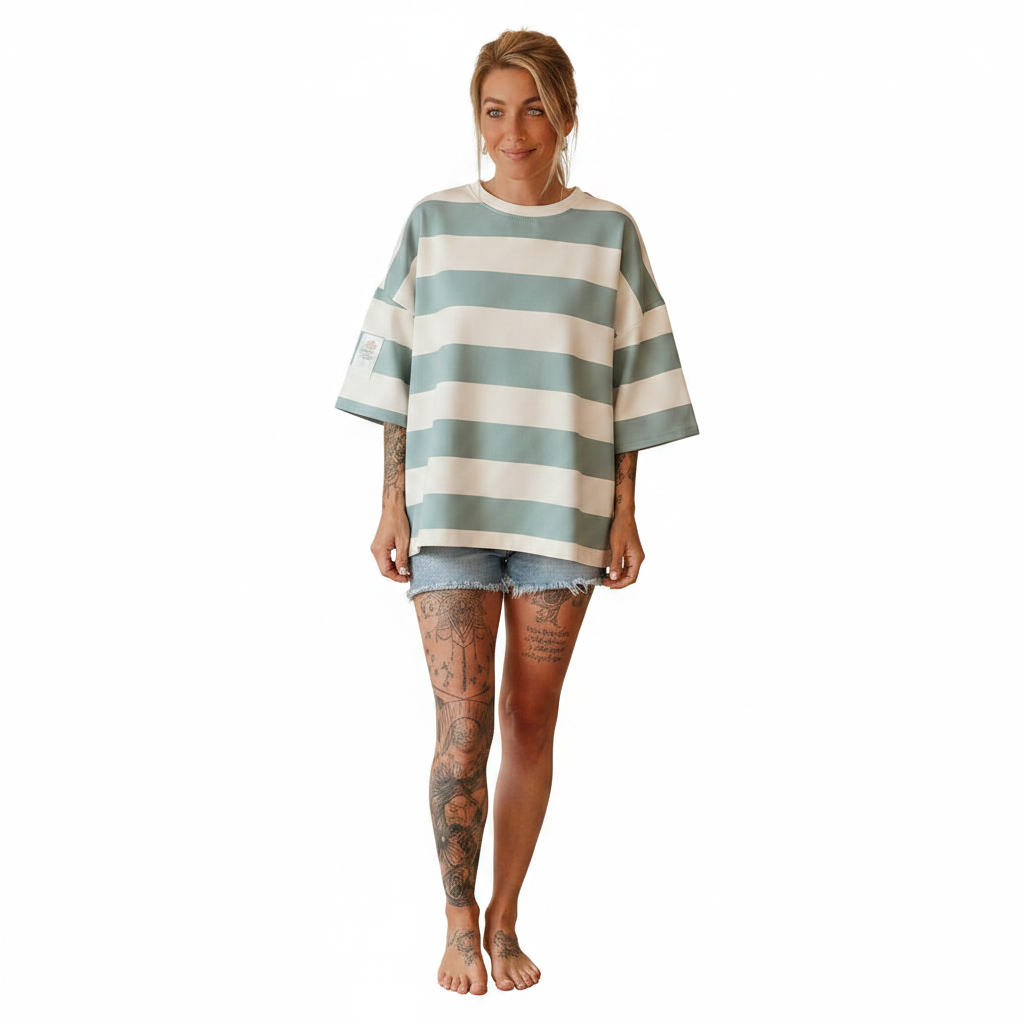 Boho-Luxe gestreiftes Oversize-T-Shirt in Salbeigrün und Creme aus weichem Baumwollstoff.