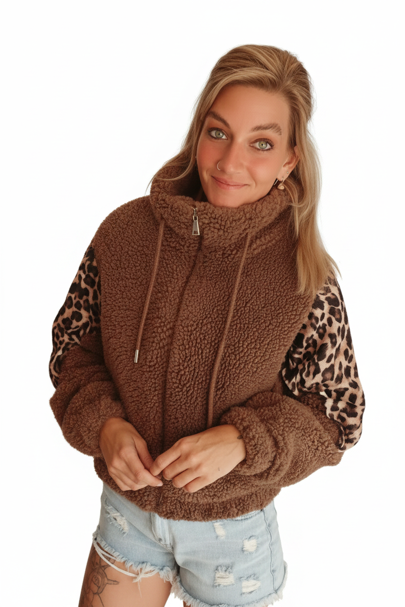 Braune Boho-Luxe Fleecejacke mit Leopardenmuster-Ärmeln aus weichem Teddy-Material.