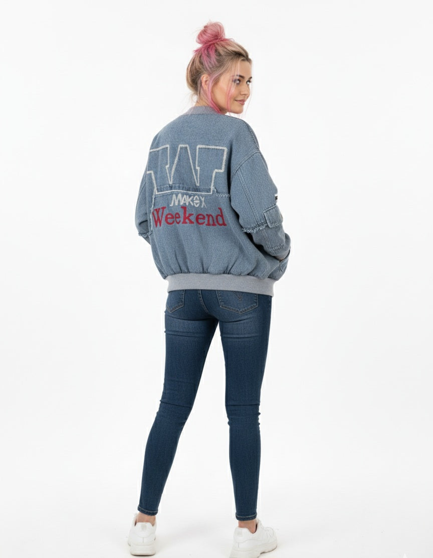 Damen Jeansjacke mit Schriftzug & Nieten – Oversize in Hellblau & Weiß