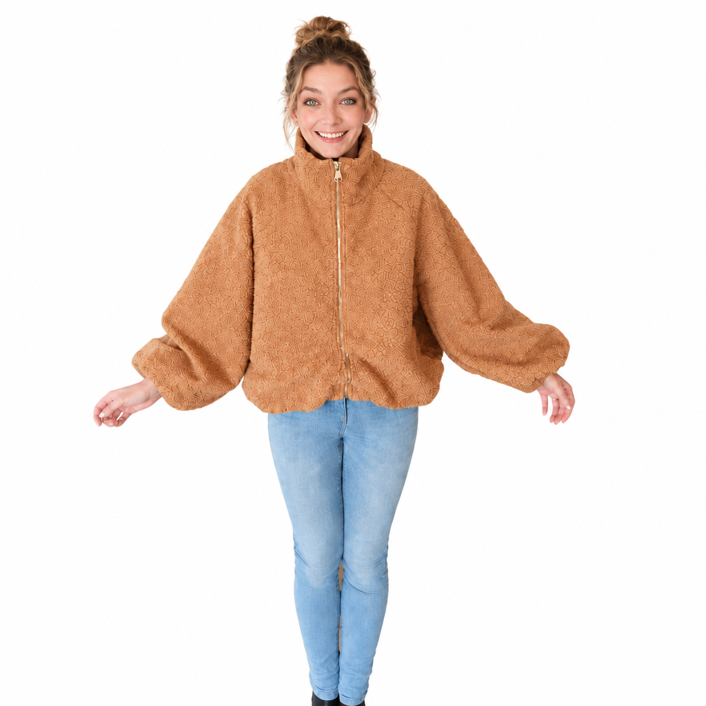 Karamellbraune Damen-Teddyjacke mit Stehkragen und Reißverschluss, am Model von vorn vor weißem Hintergrund