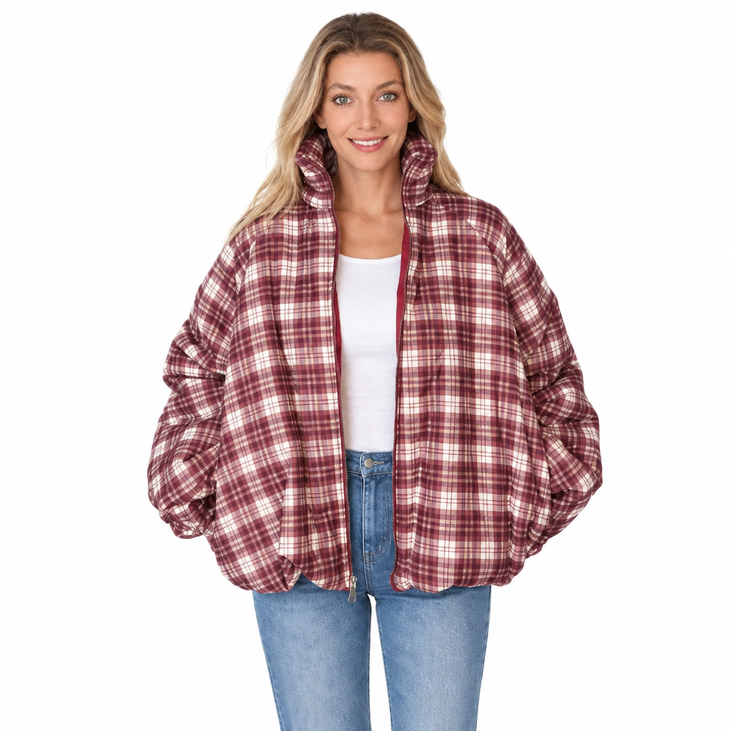 Karierte Damenjacke in Bordeaux, Creme und Weiß am Model, vor weißem Hintergrund, One Size.