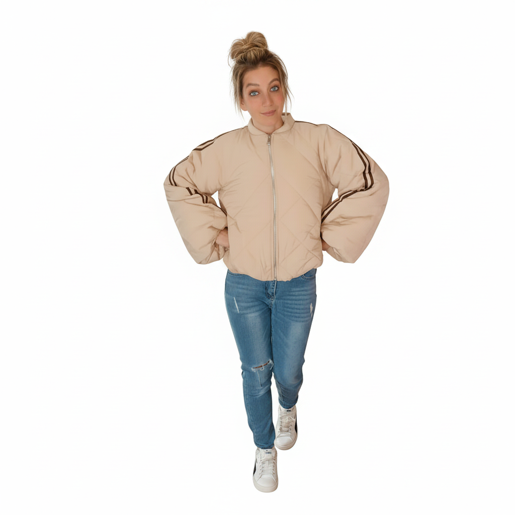 Oversize Damen Steppjacke in Beige mit schwarzen Doppelstreifen an den Ärmeln und Reißverschluss, Model vor weißem Hintergrund