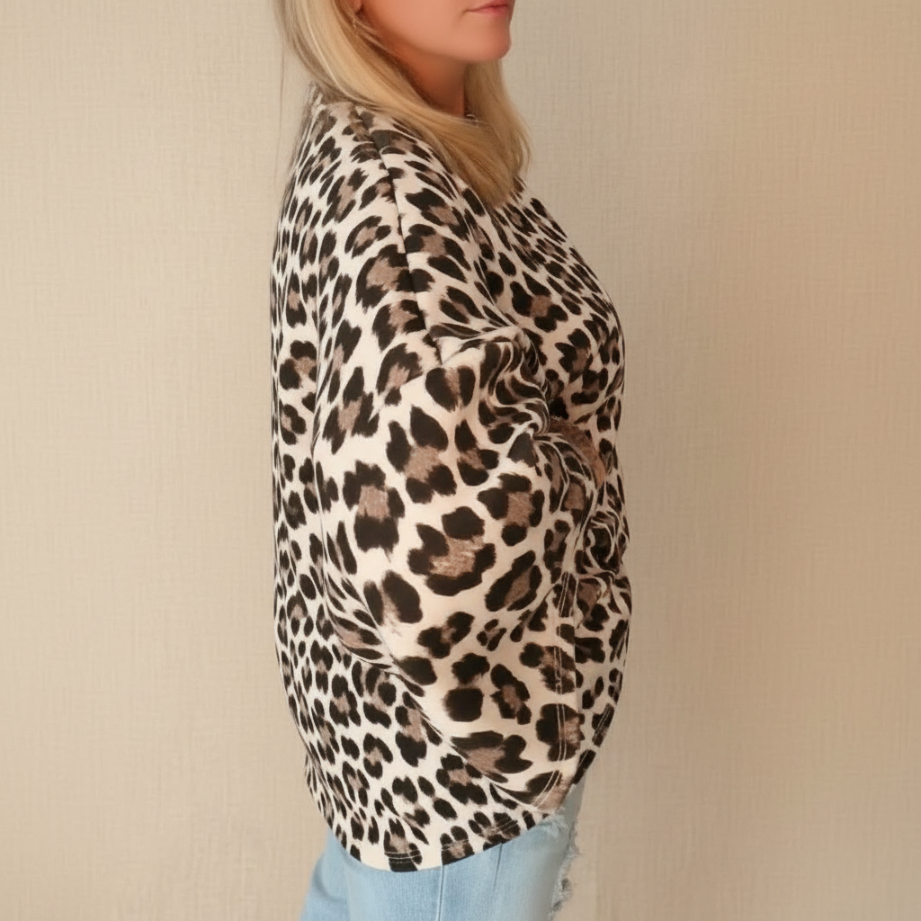 Boho-Luxe Damen Bluse mit Leopardenmuster in Beige und Schwarz.