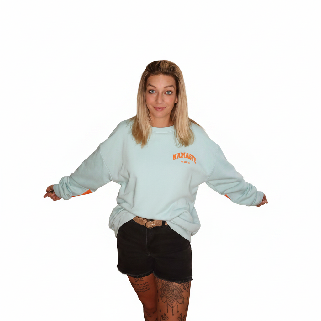 Namaste Oversized Pullover Pastellblau – Frontansicht mit warmem Sonnenlicht, Boho-Style