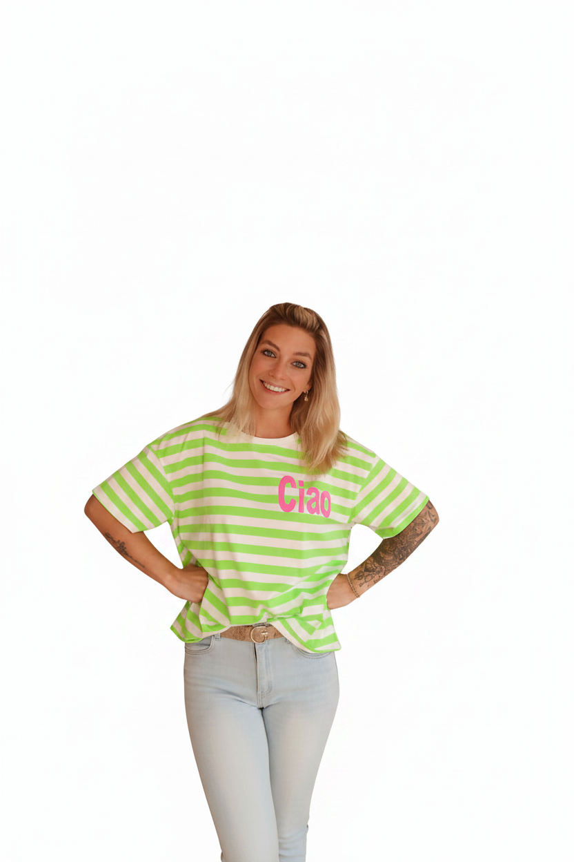 Boho-Luxe Baumwoll-T-Shirt mit grün-weißen Streifen und pinkem Ciao-Schriftzug.