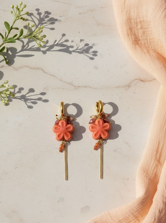 Damen Creolen Edelstahl – Blüten mit Perlen in Korallenrot