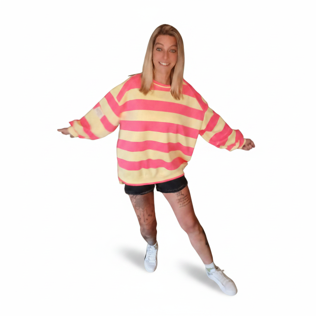 Boho-Luxe gestreifter Oversize-Pullover in Pink und Gelb aus weichem Material.