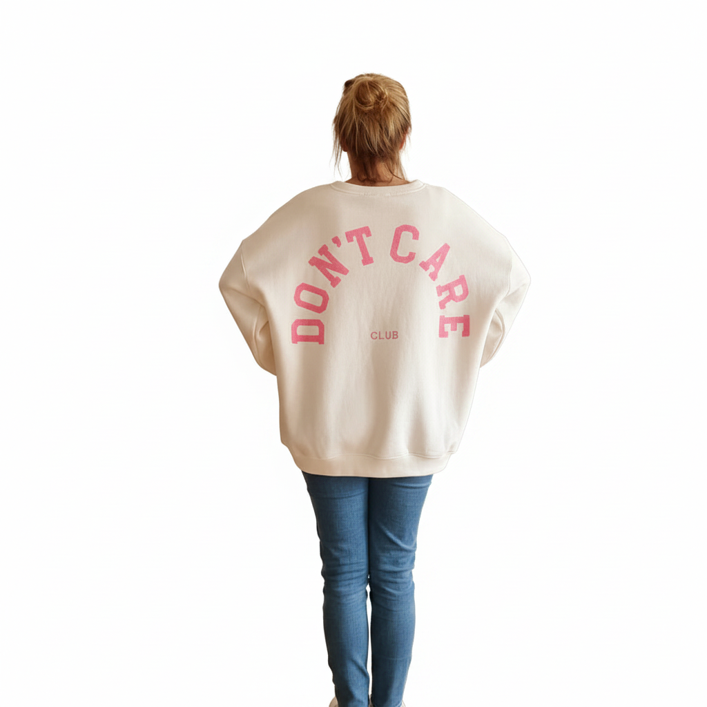 Oversize Sweatshirt Damen weiß – Rückenansicht mit „Don't Care Club" Print in Pink, weißer Hintergrund