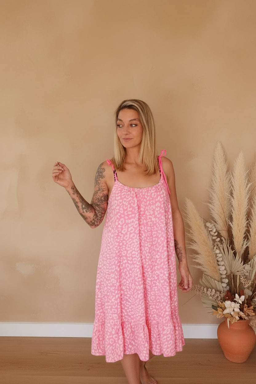 Boho-Luxe rosa Sommerkleid mit Leopardenmuster aus leichtem Stoff.