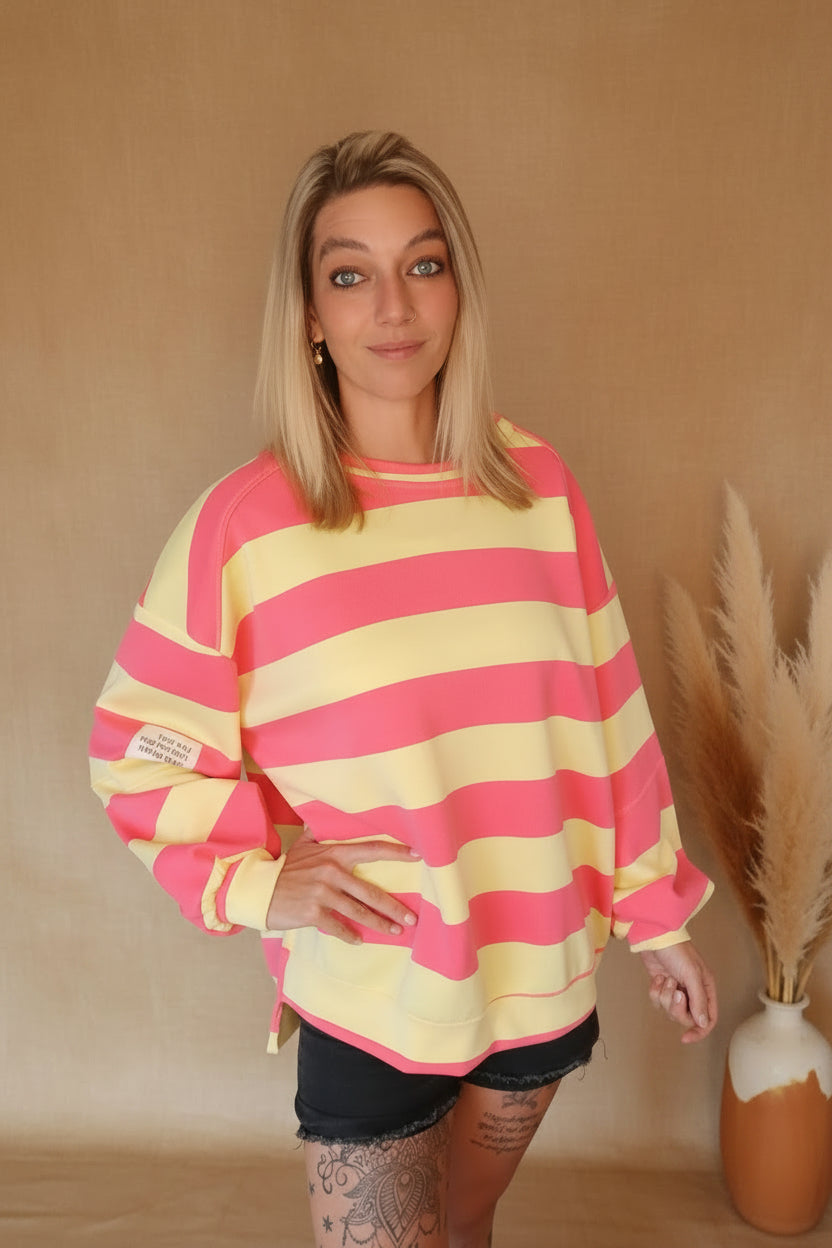 Boho-Luxe gestreifter Oversize-Sweatshirt in Rosa und Gelb aus weichem Baumwollstoff.