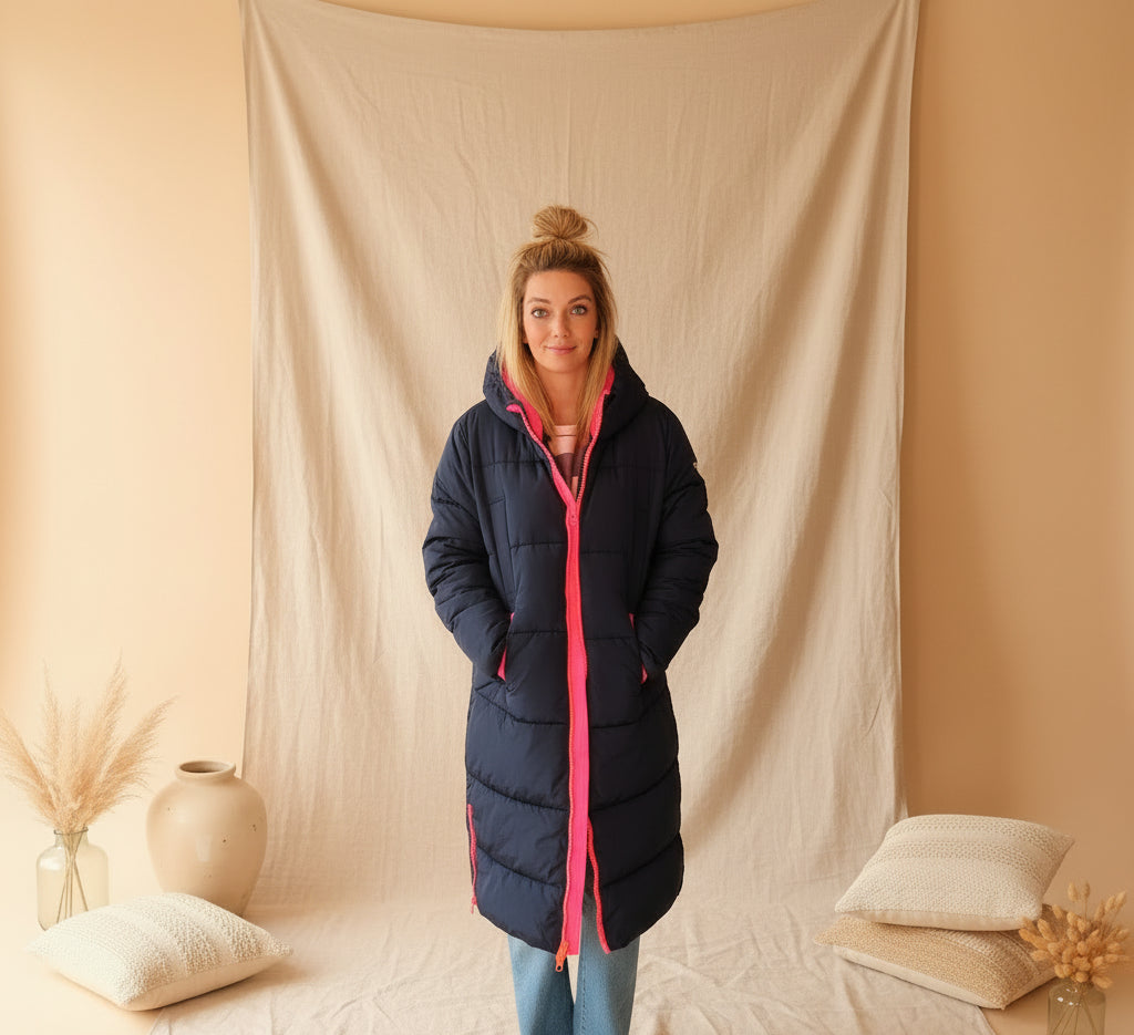 Damen Steppmantel Navy Oversize – Lifestyle-Aufnahme