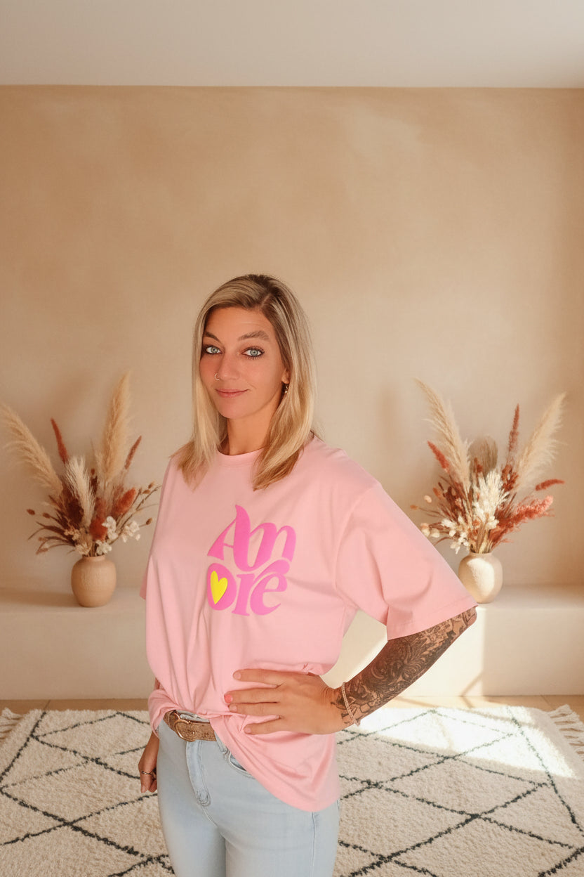 Schriftzug in Pink mit gelbem Herz, Oversized Fit