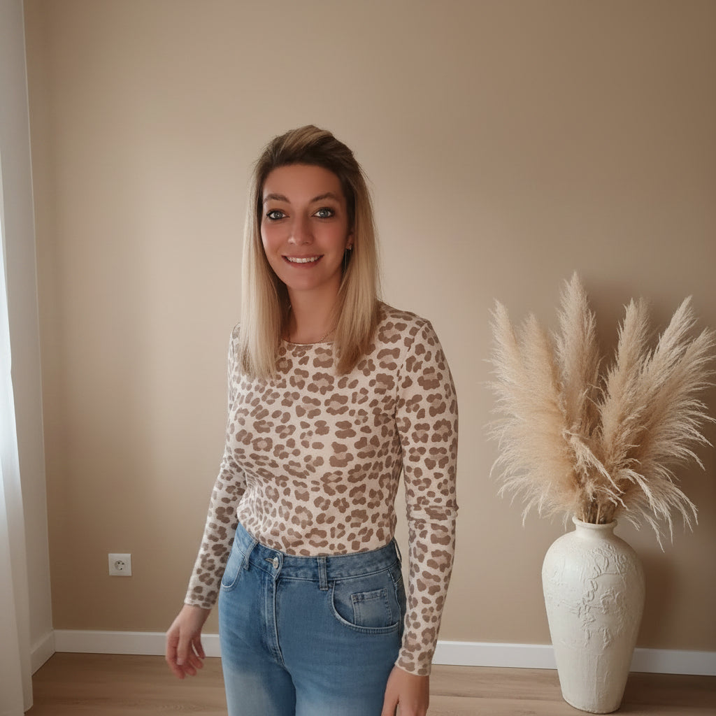 Langärmliges Leo-Oberteil in Beige und Braun in seitlicher Detailansicht
