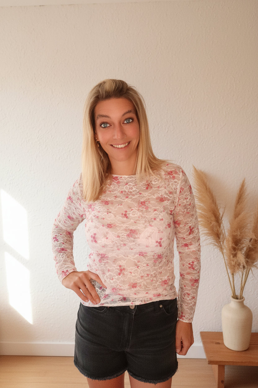 Boho-Luxe Spitzenoberteil in Rosa mit floralem Muster aus zarter Spitze.
